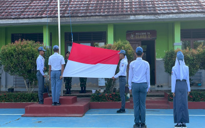 UPACARA BENDERA DI SMAN 1 SEBATIK TENGAH DIISI PEMBINA DARI KOMANDAN PEMBATASAN INDONESIA–MALAYSIA